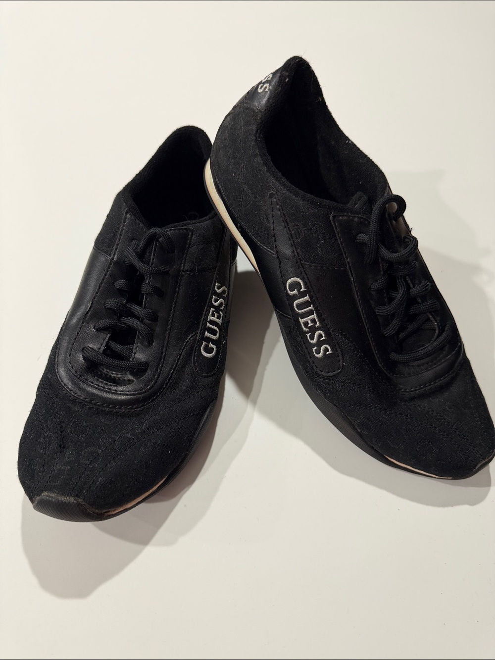 GUESS signature g Black Low-Profile Lace-Up Sneakers